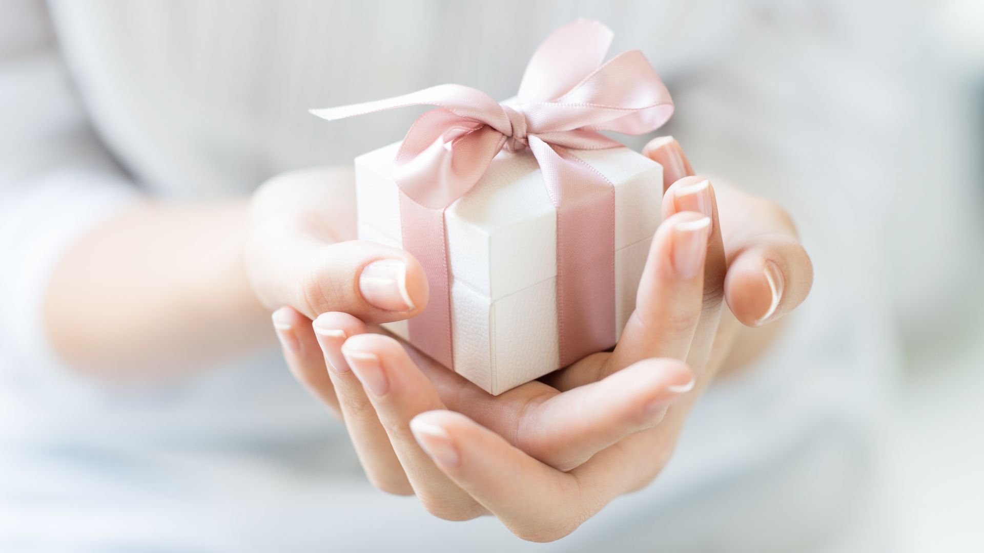 regalo masaje valencia. mujer ofreciendo regalo
