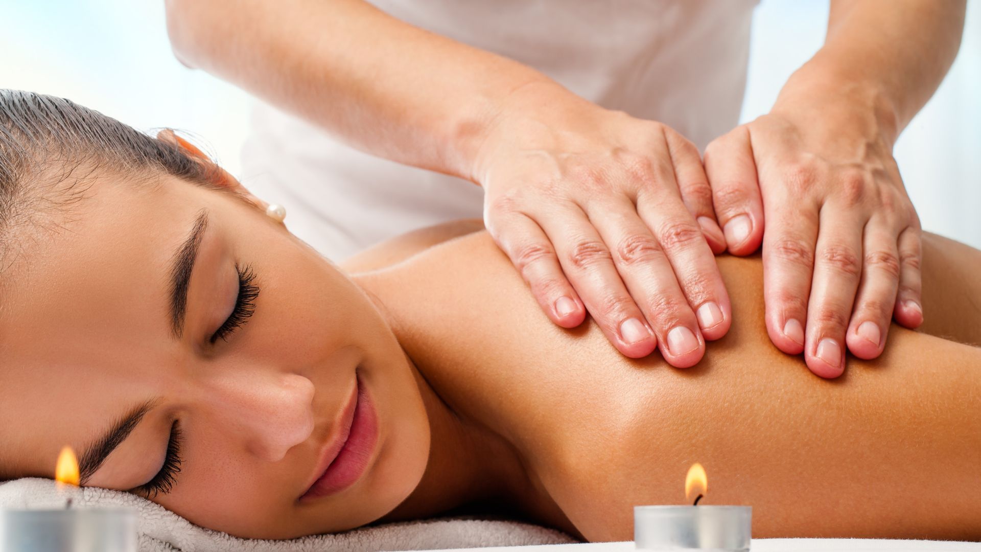 Beneficios del masaje relajante. Mujer recibiendo masaje relajante
