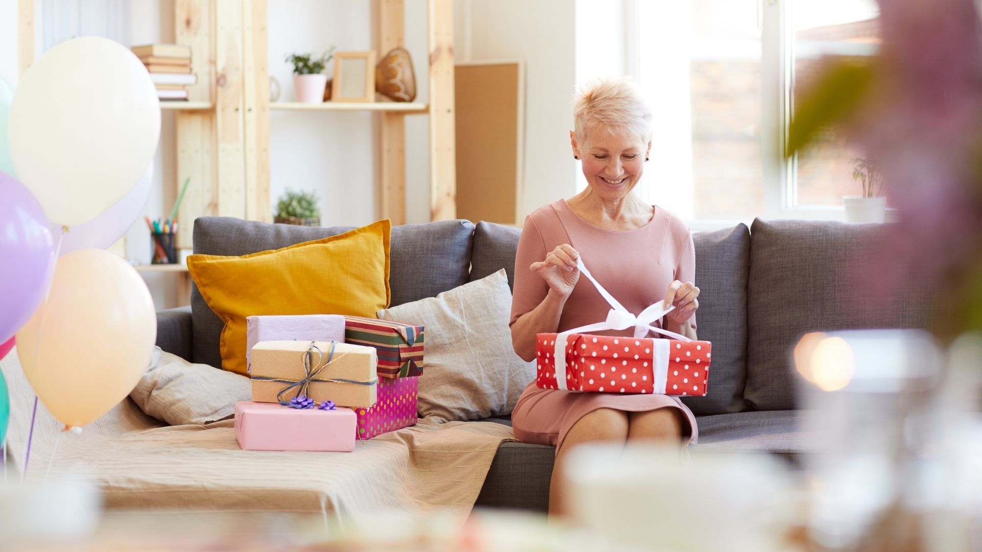 madre abriendo regalo de reyes