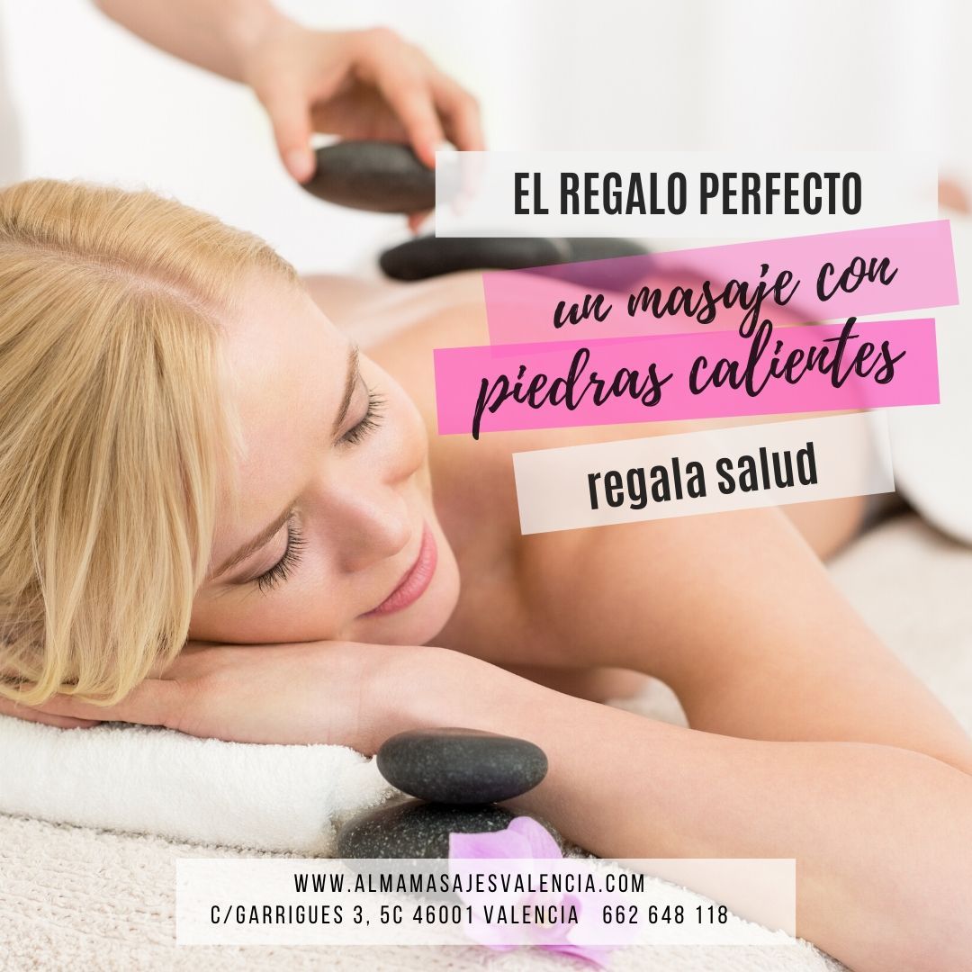 Masaje relajante con piedras calientes